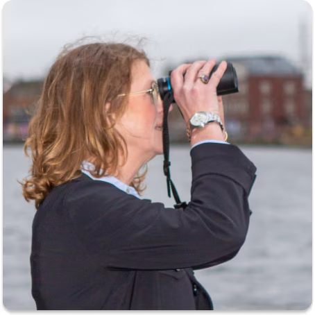 vrouw met verrekijker